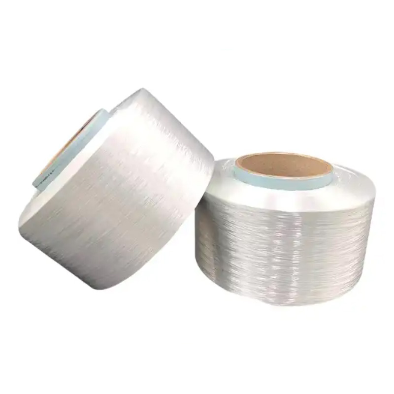 W jaki sposób przędza poliestrowa topliwa jest stosowana w przemysłowej produkcji tekstyliów?